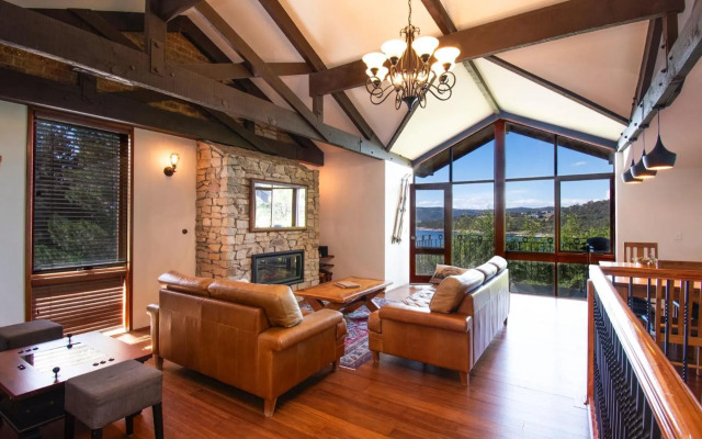 Heidelburg 3 of 6 Banjo Patterson Crescent