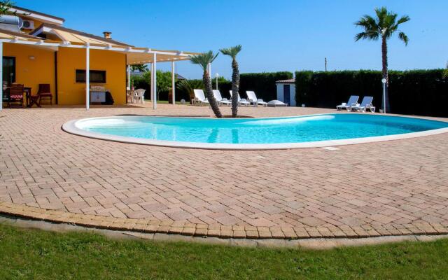 villa with private pool and air conditioning