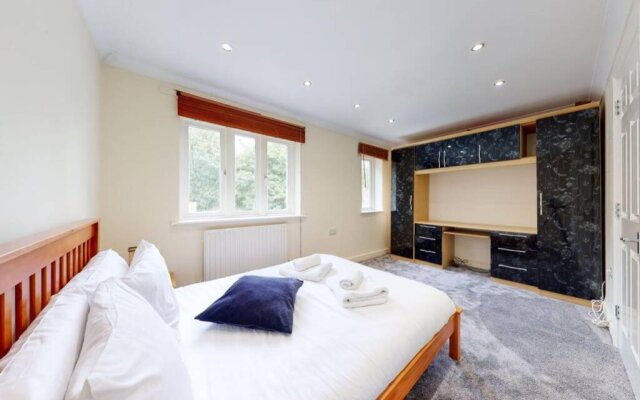 Super 2 bed House wPrivateParking&PrivateGarden