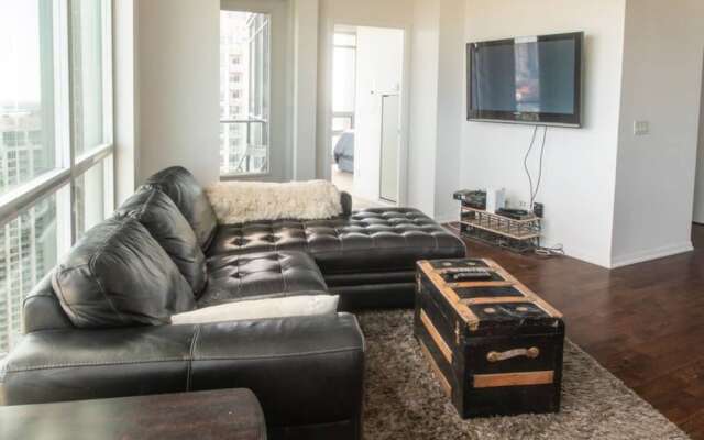 Modern 2 bedroom Condo with CN Tower Views
