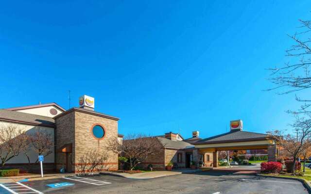 Comfort Inn & Suites Erie - Splash Harbor Indoor Waterpark