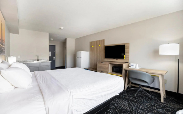 Days Inn & Suites by Wyndham Norton Shores/Muskegon