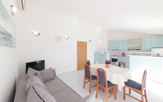 Nice Home in Kastel Luksic With Wifi and 3 Bedrooms