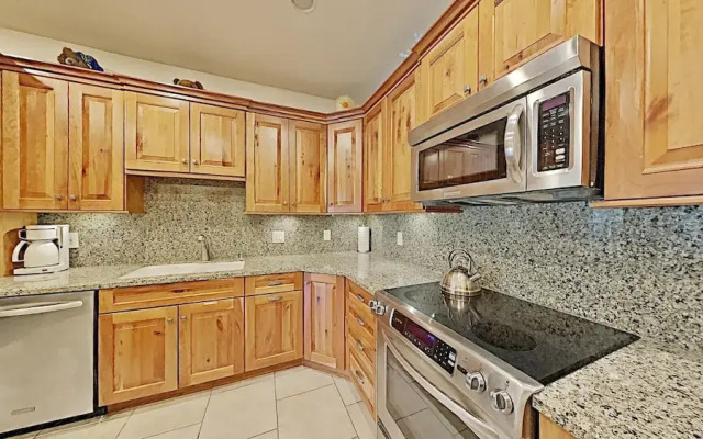 Spacious 2 Bedroom Condo with Loft! Stargazing, Quiet Neighborhood! by RedAwning