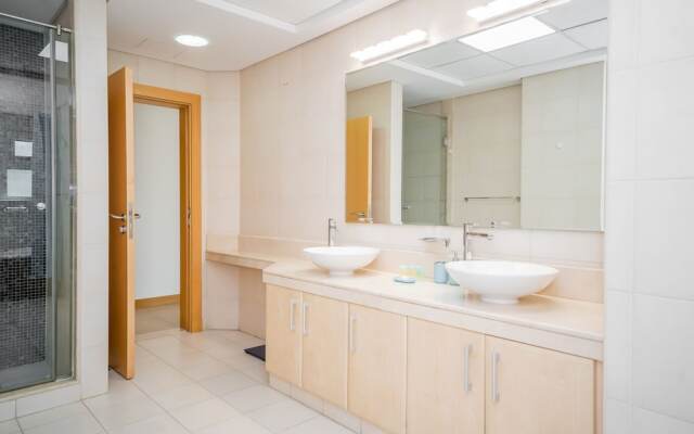 Luton Vacation Homes - Shoreline Apartment with Beach access