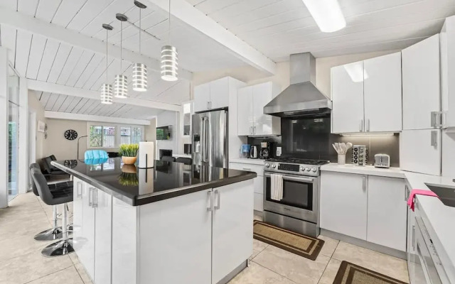 Entire 3br House With Playground