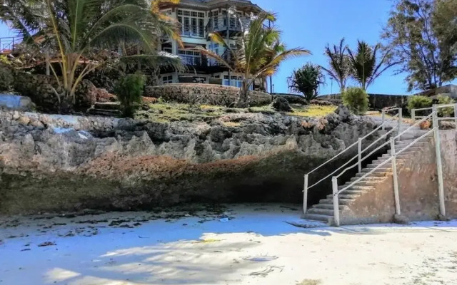 Beautiful Secluded 8 Bedroom Beach Villa With Pool