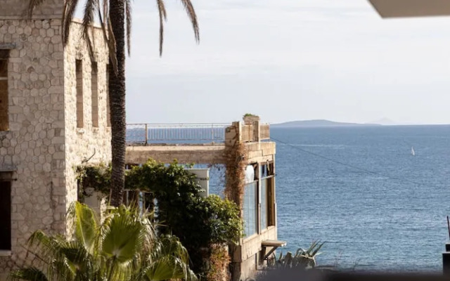 2-bedroom Retreat Just Steps From the Sea