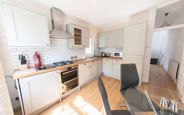 Modern 2 Storey 2-bedroom Flat , Sleeps 6