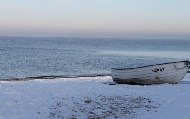Beachside Apartment in Pepelow with Garden