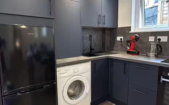 Stunning 1BR Apt in Central Cheltenham