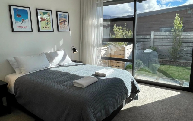 Luxurious Lake and Alpine Views