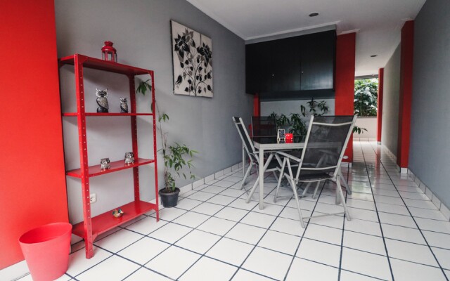RedDoorz Plus near RS Fatmawati 2