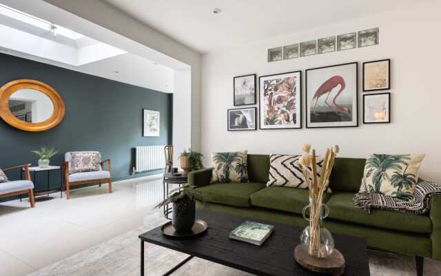 The Heart of Shepherds Bush - Modern 2bdr Apartment With Garden