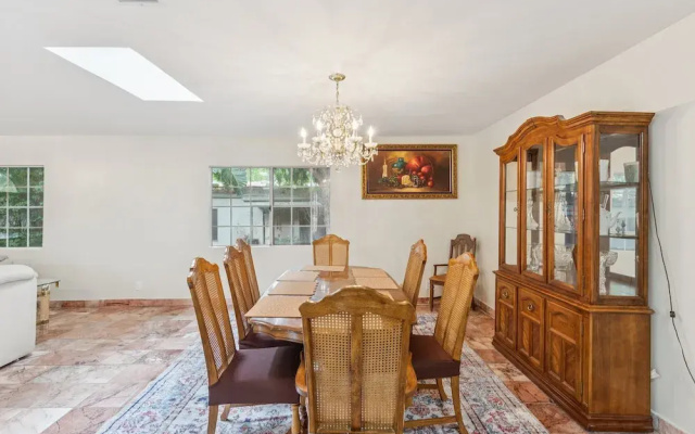Russell House Near Hollywood & Griffith Park 3 Bedroom Home