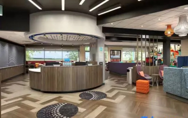 Tru by Hilton Commerce