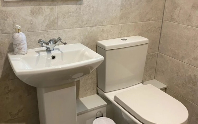 Church Road Apartment by Aldershot Short Stays