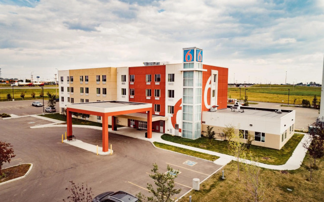 Motel 6 Airdrie, AB