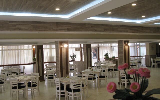 Estreya Palace & Residence