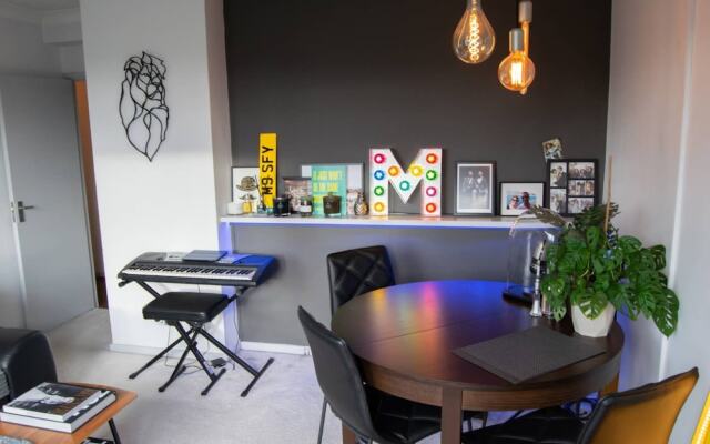 Quirky Urban Flat with Impressive Panoramic Views