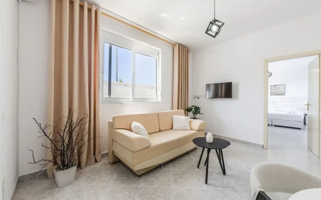 Modern Home With Wifi and Beach Access Golem