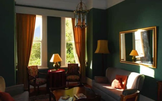 Hillcrest Manor Guesthouse