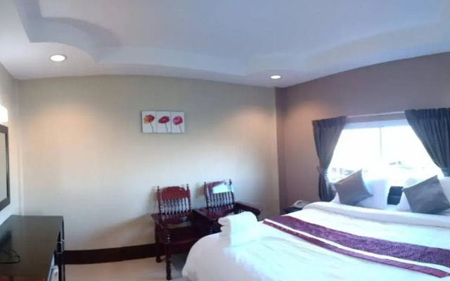 Submukdaphoomplace Hotel