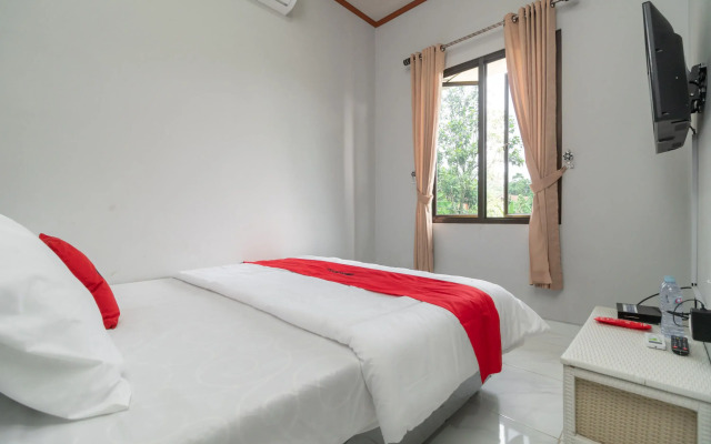 RedDoorz Plus Near Jungeland Sentul