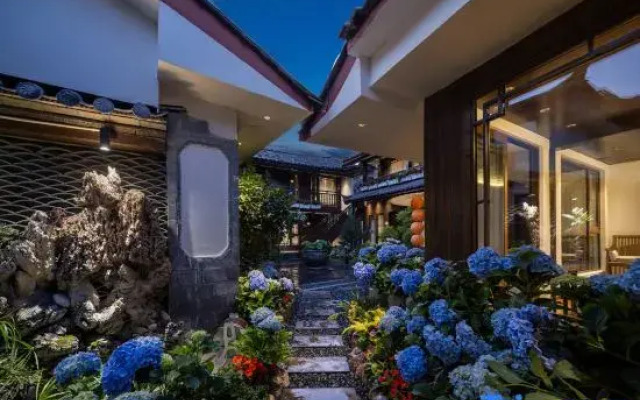 Private Vacation Courtyard Outside the Courtyard