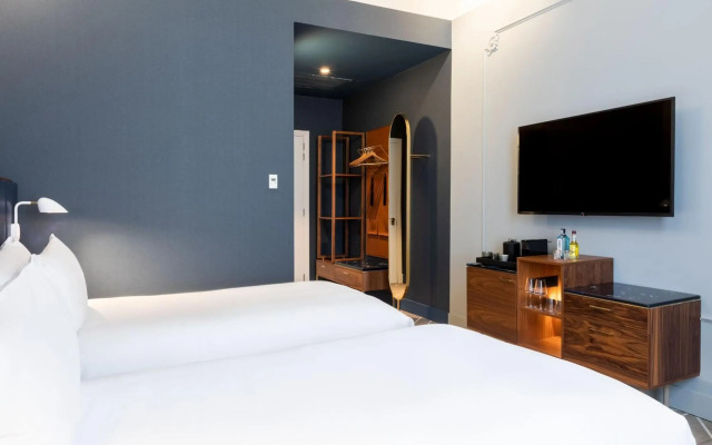 Sapphire House Antwerp, Autograph Collection