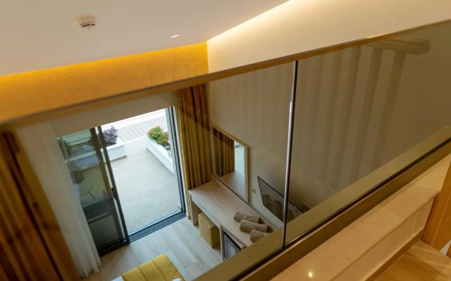 Mirror Hotel