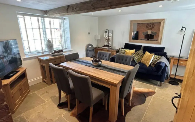 Farmhouse - Sleeps 6 - Near Alton Towers - Parking
