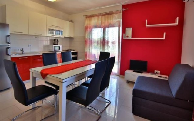 Charming 2-bed Apartment in Srima With sea View