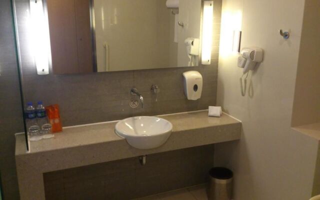 Q Box Hotel (Former Holiday Inn Express Meilong)