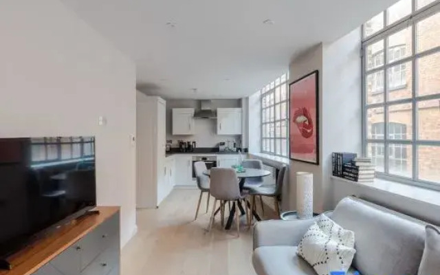 The Eyre Suite Seven - Farringdon - by Frankie