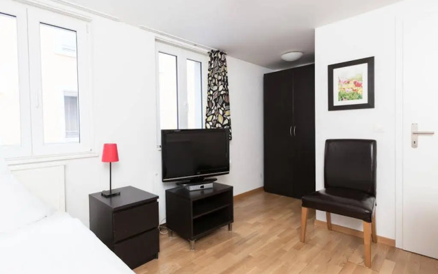 Swiss Star Guesthouse District 4