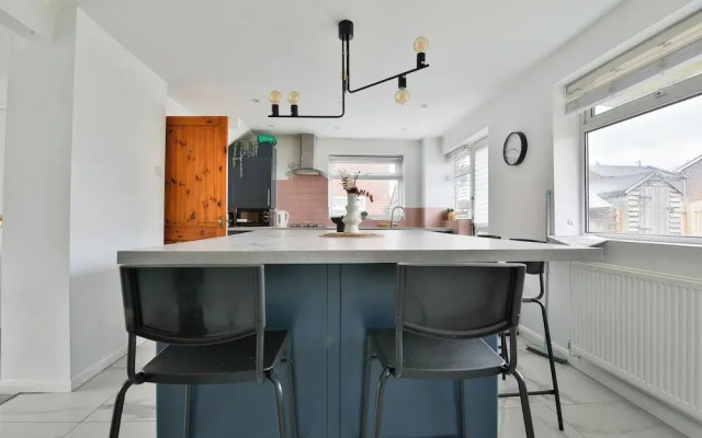 3 Bed House with Private Parking