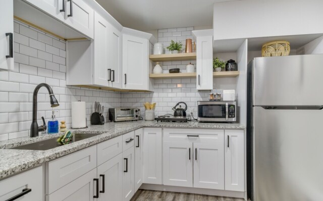 Tampa Apartment w/ Shared Backyard & Fire Pit!