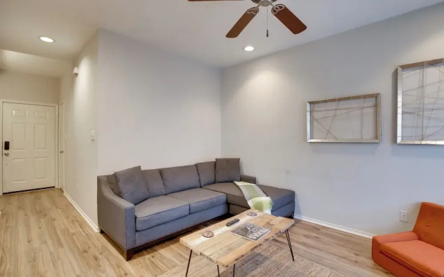 Comfortable Dallas Condo Close to Attractions