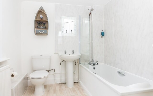 Comfy, 2 Bed House, Sleeps 6 with Garden and Free Parking in Cheltenham