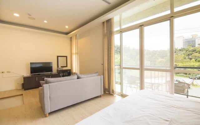 Hu An-The Lakeside House