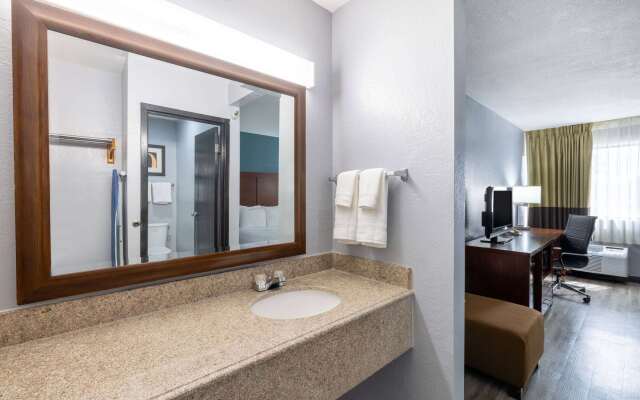 Travelodge by Wyndham Brooklyn Center