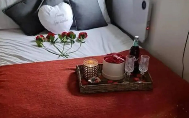 1-bed Apartment With Private hot Tub, Sauna & gym