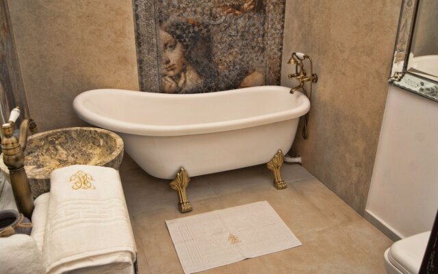 Conacul Coroanei Luxury Boutique Hotel