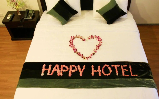 Happy Hotel - Kim Ma