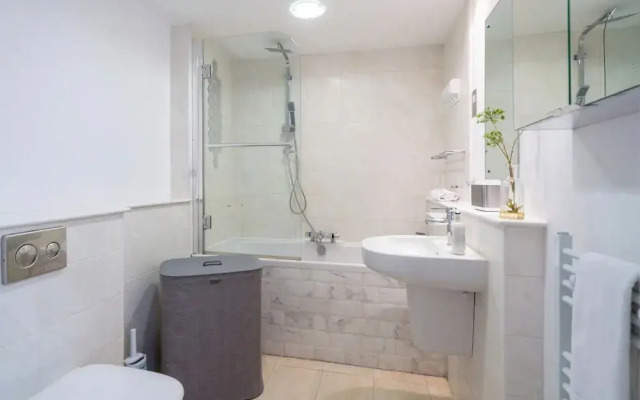 Designer 1 Bed Flat Barons Court Sleeps 4, Balcony