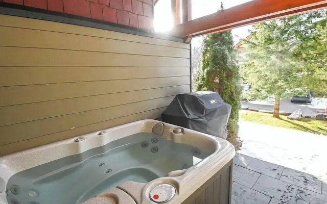 Pinnacle Ridge Chalets by Fernie Lodging