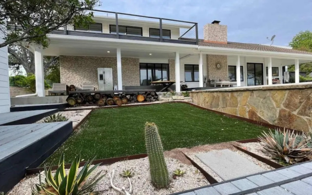 Luxurious Modern Retreat With Private Pool Patio