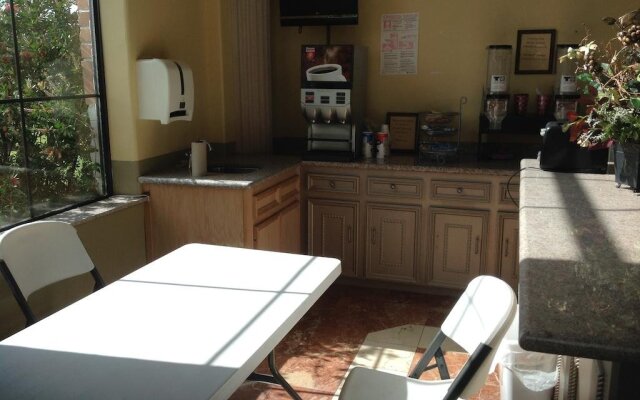 Hometowner Inn And Suites