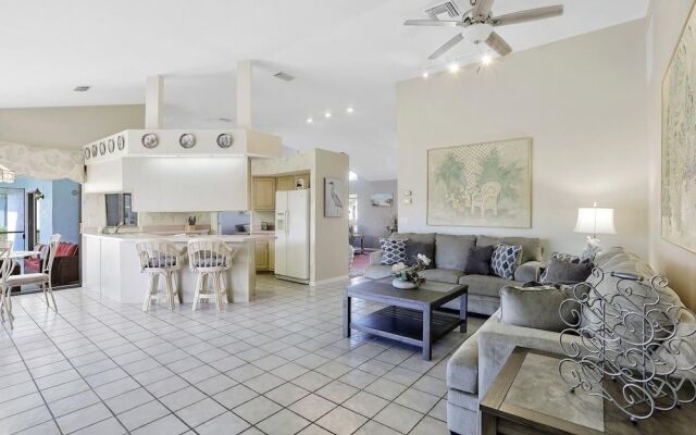 Quiet Waterfront Home With Pool, Dock and Bicycles